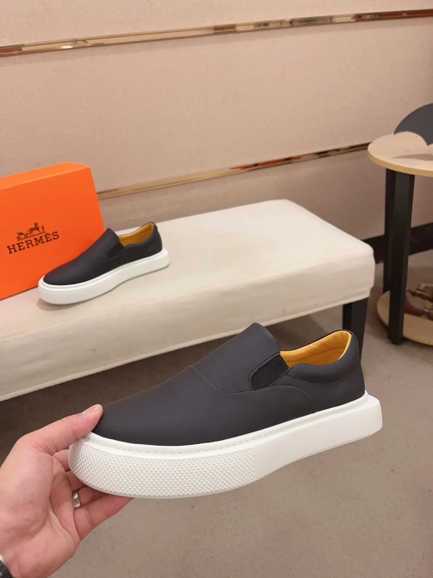 Men's clothing and shoes💰: 442💰《HERMES》【Classic original single version】Hermès; top 🔝purchase agent🔍🔍men's latest 🇺🇸 counter sales simultaneously, imported from Italy original ▲▲cowhide ▲▲ (high-end, nobility, class) ) Exquisite workmanship (Italian 🇮🇹 imported water-dyed 🐂 cowhide lining) sole: original sole provided by the original factory, ⚠️exclusive double-layer activity·TPR·rubber·combined molded outsole; super comfortable·wear-resistant·non-slip·environmental protection The real thing is more beautiful if you take the real thing (high quality, follow the order). You can enter and exit the counter at will * Number of yards: 38-44 (45 can be customized and cannot be returned or exchanged)